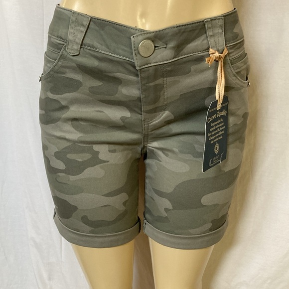 SALE!! DEMOCRACY Jeans Tummy Control Size 4 Camouflage Shorts Green Cuffed NWT - Picture 1 of 6